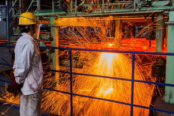 Trabajador Fábrica Chino Observa Producción Acero Una Planta Acero Binxin —  Fotos de Stock