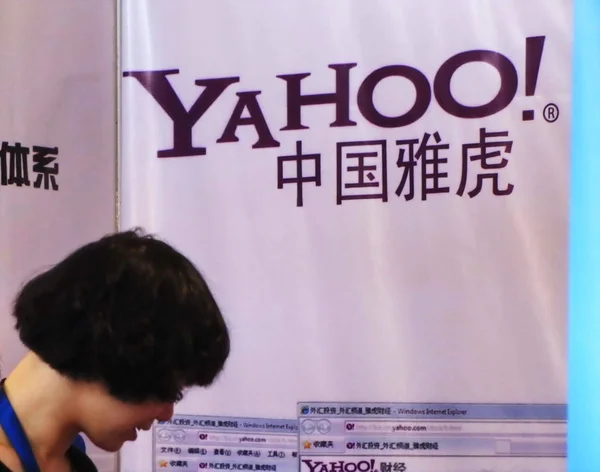 Мужчина Проходит Мимо Рекламы Yahoo Время Ярмарки Шанхае Китай Ноября — стоковое фото