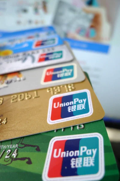 Weergave Van Bankkaarten Ondersteund Door China Unionpay Qingdao City East — Stockfoto