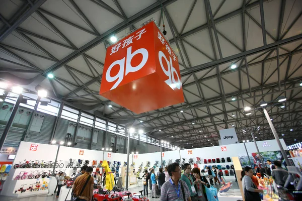 Gente Visita Stand Goodbaby Durante Una Exposición Shanghái China Octubre —  Fotos de Stock