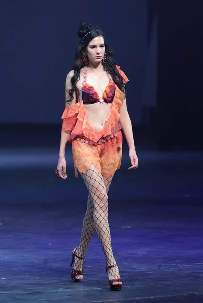 モデルは ランジェリー ファッションショーで Aimer 2015 ファッション ウィーク中にアモイ 中国南東部の福建省 2015 日に新しい創造が表示されます — ストック写真