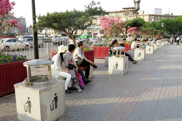 Les Gens Reposent Sur Des Bancs Côté Des Poubelles Alignées — Photo