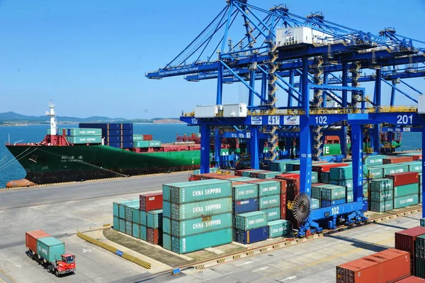 Контейнеры China Shipping Group Складываются Порту Далянь Городе Далянь Северо — стоковое фото