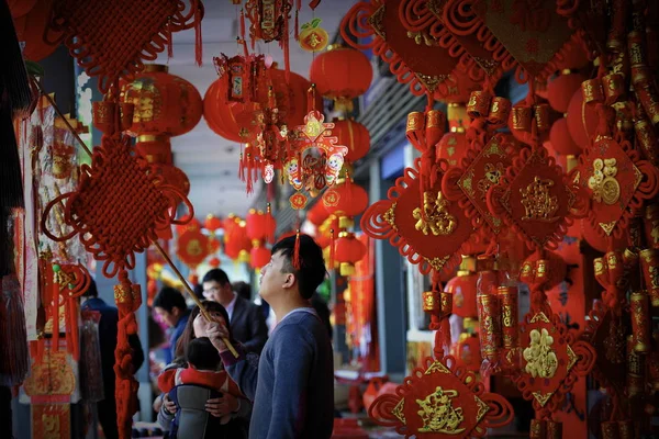 中国の顧客は 中国南部の広東省仏山市の市場で 来るべき旧正月や春節のために赤い装飾品を購入します 2015年2月10日 — ストック写真