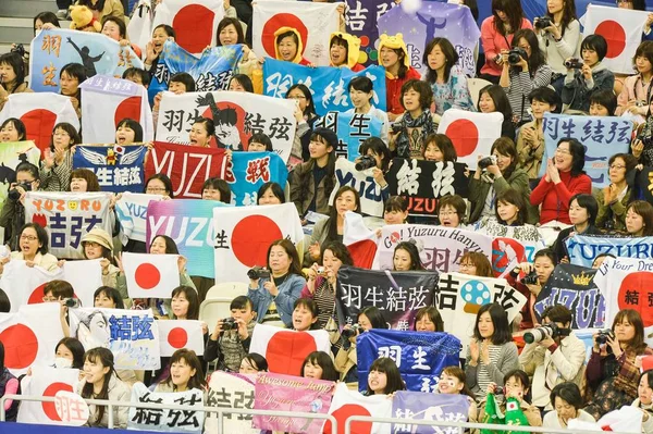 日本のファンを保持する兆候と各国の国旗が 2015 上海で Isu 世界フィギュア スケート選手権 2015 の男性フリー スケート中に日本の羽生結弦のためのサポートを表示するには — ストック写真