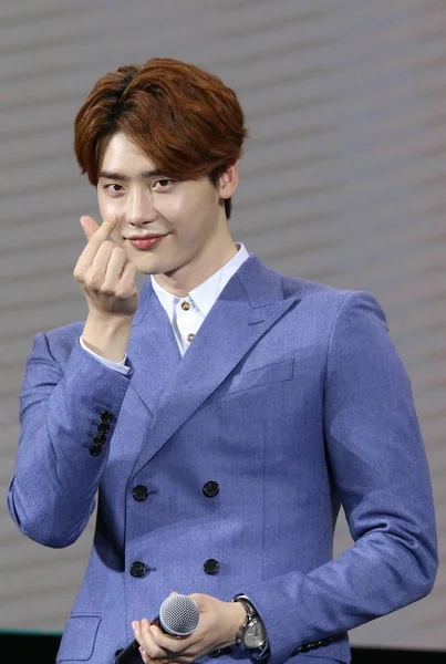 Der Südkoreanische Schauspieler Lee Jong Suk Schnippt Während Einer Werbeveranstaltung — Stockfoto