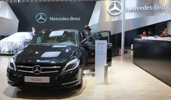 Visitor Tries Out Mercedes Benz Class Automobile Exhibition Nanjing City — Stock Photo, Image
