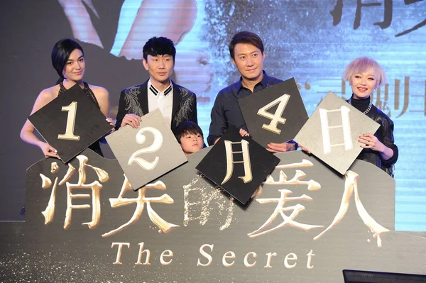 左から 台湾の女優サンドリーヌ シンガポールの歌手で俳優のJj Lin 香港俳優のレオン 香港の監督バーバラ ウォンが 2015年10月15日に中国 北京で行われた映画 シークレット — ストック写真