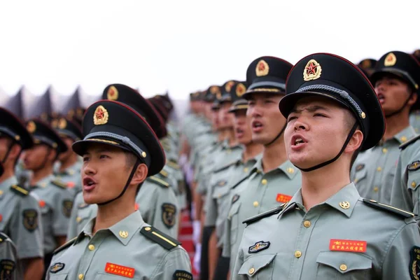 Datei Chinesische Studenten Einer Militärakademie Der Pla Volksbefreiungsarmee Singen Ein — Stockfoto