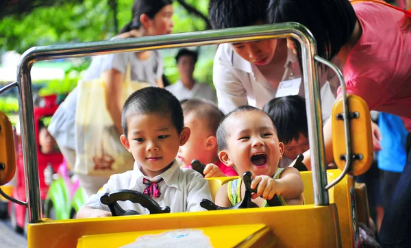 Young Chinese Kids Have Fun Toy Tram Park Guangzhou City — Stock Photo, Image