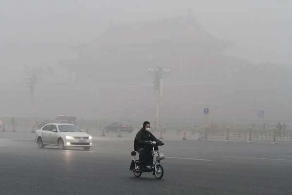 Ciclistas Coches Pasan Por Plaza Tiananmen Pleno Smog Beijing China — Foto de Stock