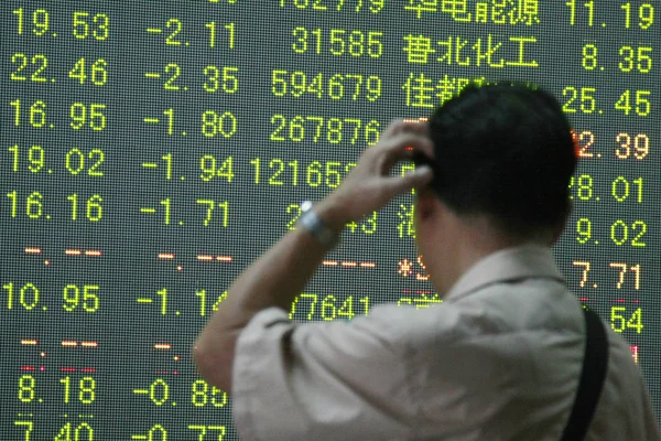 2015年8月24日 中国东部浙江省杭州市一家股票经纪公司的股票价格 绿色价格下跌 — 图库照片