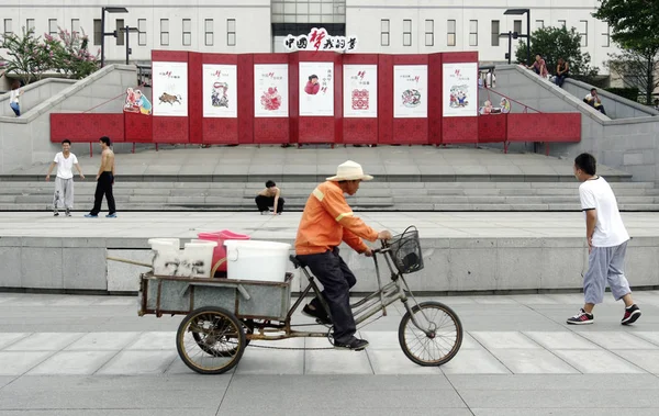 中国梦 我的梦 为主题的公益广告观 2013年8月7日 中国北京西单文化广场 — 图库照片