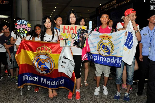 Fãs Futebol Chinês Recebem Jogadores Futebol Real Madrid Para Copa — Fotografia de Stock