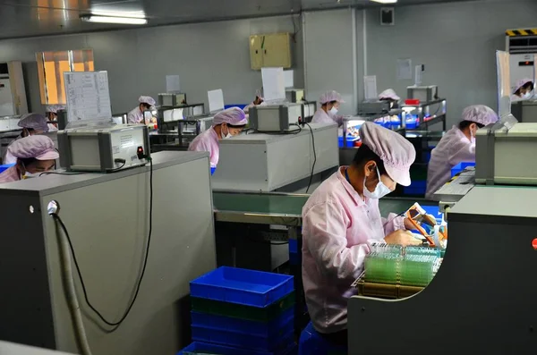Lavoratori Cinesi Lavorano Una Società Elettronica Nella Contea Yongxing Città — Foto Stock