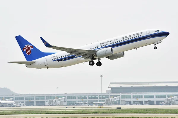 2015 日中国南東部の福建省福州市に福州長楽国際空港で中国南方航空のジェット機が離陸します — ストック写真