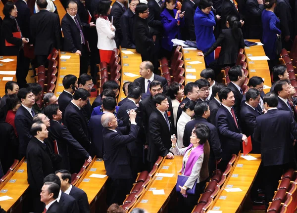 Китайские Депутаты Покидают Большой Зал Народа После Закрытия Третьей Сессии — стоковое фото