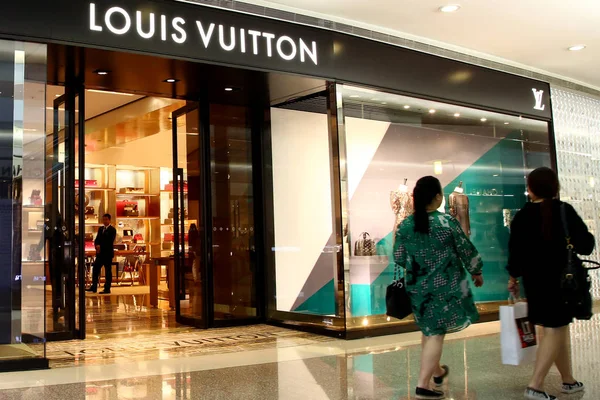 Клиенты Проходят Мимо Магазина Louis Vuitton Торговом Центре Шанхае Китай — стоковое фото