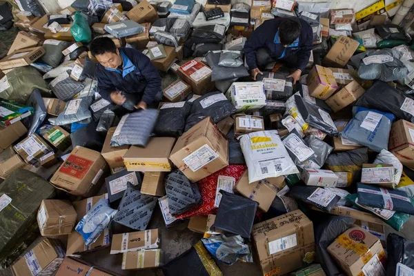 中国の労働者を並べ替える区画 ほとんどのオンラインのショッピングは 連雲港市で 宅配会社の物流センターで中国東部の江蘇省 2014 — ストック写真