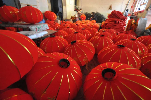 Lavoratori Cinesi Fanno Lanterne Accogliere Capodanno Lunare Cinese Laboratorio Lanterne — Foto Stock