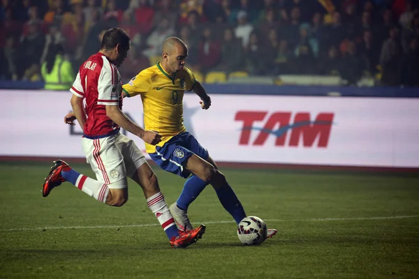 Pablo Aguilar Paraguai Esquerda Desafia Diego Tardelli Brasil Durante Copa — Fotografia de Stock