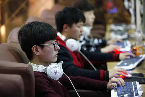 Αρχείο Νέοι Κινέζοι Παίζουν Διαδικτυακά Παιχνίδια Σερφάρουν Στο Internet Ένα — Φωτογραφία Αρχείου