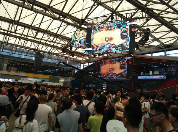 Посетители Стенда Wca Время Xiii China Digital Entertainment Expo Известной — стоковое фото