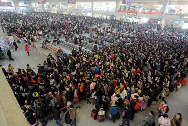 Menigten Van Chinese Passagiers Wachten Voor Check Het Station Hankou — Stockfoto