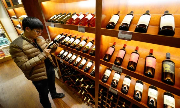 Dipendente Cinese Controlla Una Bottiglia Vino Centro Logistico Legato Nella — Foto Stock