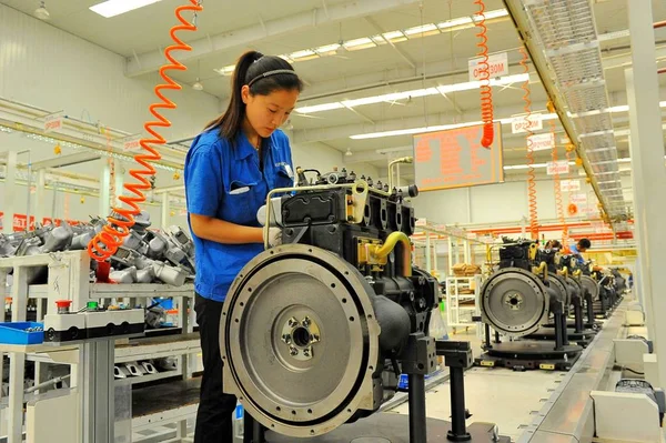 Trabalhador Chinês Monta Motores Linha Montagem Uma Fábrica Automóveis Cidade — Fotografia de Stock