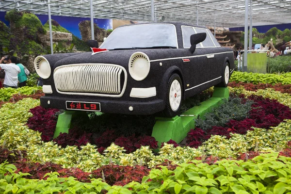 자동차 Faw의 Hongqi 씨앗으로 리무진은 시에서 박람회에 있으며 중국의 2015 — 스톡 사진