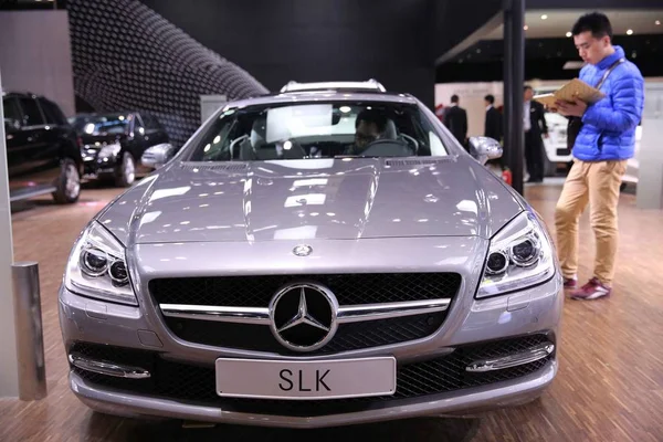 Visitante Olha Para Mercedes Benz Slk Durante Uma Exposição Automóveis — Fotografia de Stock