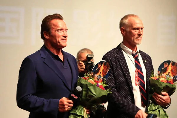 Actor Estadounidense Arnold Schwarzenegger Izquierda Director Alan Taylor Posan Durante —  Fotos de Stock