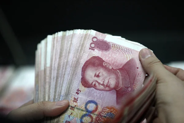 Impiegato Cinese Conta Banconote Rmb Renminbi Yuan Una Banca Nella — Foto Stock