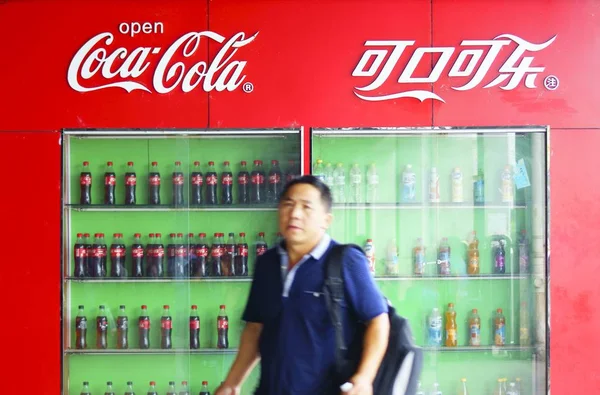 Een Voetganger Wandelingen Verleden Flessen Van Coca Cola Yichang Stad — Stockfoto