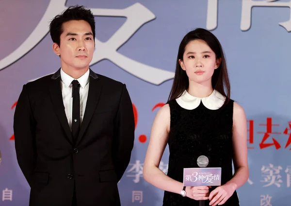 Actriz China Liu Yifei Derecha Novio Actor Surcoreano Song Seung — Foto de Stock