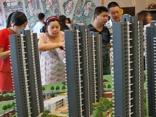 2015年5月23日 中国中部湖北省宜昌市举行的房地产交易会上 中国购房者正在查看住宅公寓楼的模型 — 图库照片