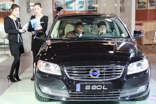 Bezoekers Uitproberen Een Volvo S80 Tijdens Een Auto Show Nanjing — Stockfoto