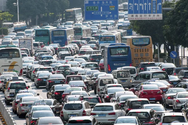 Masas Vehículos Mueven Lentamente Durante Atasco Tráfico Una Carretera Antes — Foto de Stock