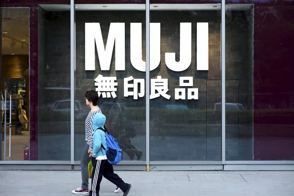 Пішоходи Ходять Повз Магазин Muji Sanlitun Пекіні Китай Травня 2014 — стокове фото