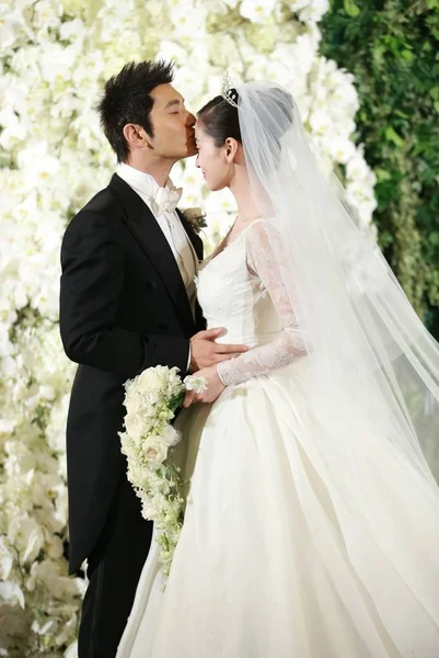 Ator Chinês Huang Xiaoming Esquerda Beija Sua Esposa Atriz Angelababy — Fotografia de Stock