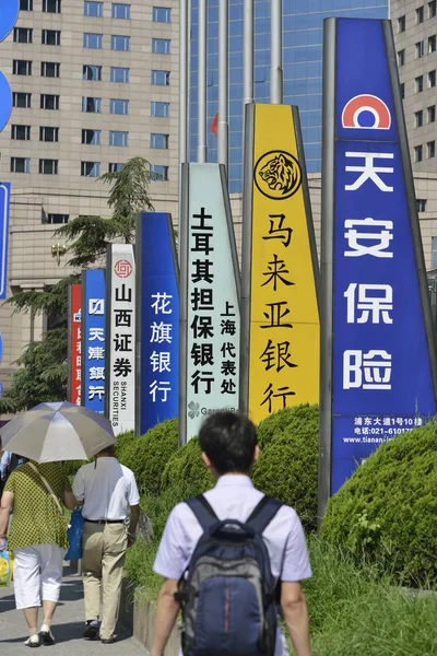 Los Peatones Pasan Por Delante Letreros Bancos Chinos Extranjeros Otras — Foto de Stock