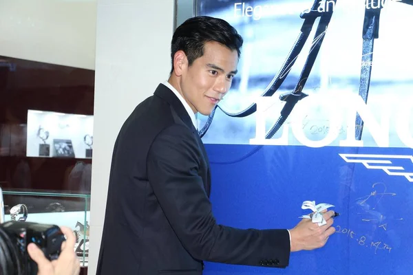 Тайваньский Актер Эдди Пенг Позирует Время Церемонии Открытия Нового Магазина — стоковое фото