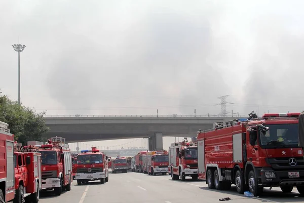 消防車は 中国天津の濱海新エリアで爆発した後 コンテナターミナルで見られます 2015 月13日 — ストック写真