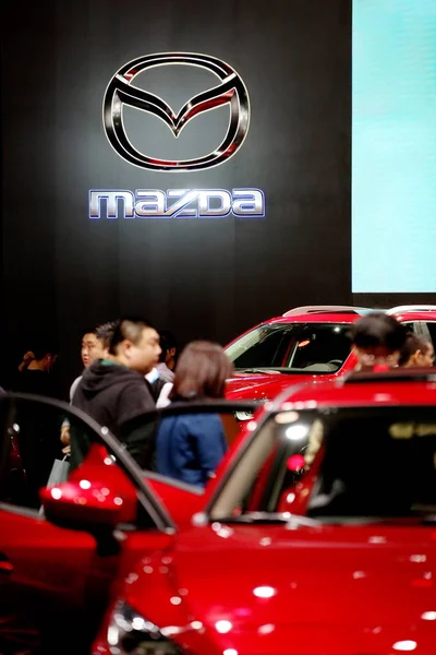 Návštěvníci Vyzkoušet Nebo Podívejte Vozy Mazda Displeji Během Shanghai International — Stock fotografie