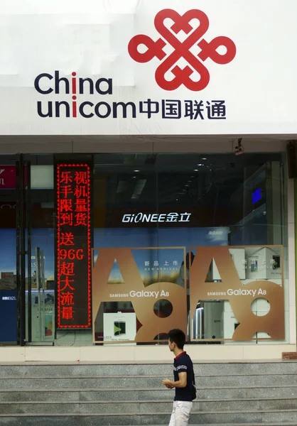 Piéton Passe Devant Une Branche China Unicom Dans Ville Yichang — Photo