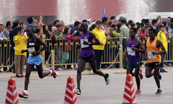 Les Participants Étrangers Passent Devant Tian Anmen Rostrum Lors Marathon — Photo