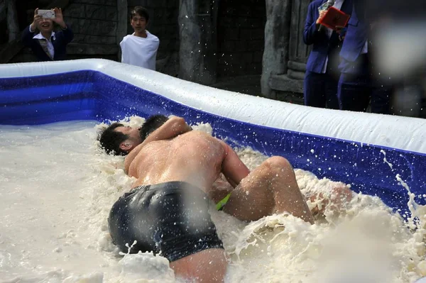 Turistas Sexo Masculino Participam Uma Competição Luta Livre Uma Piscina — Fotografia de Stock