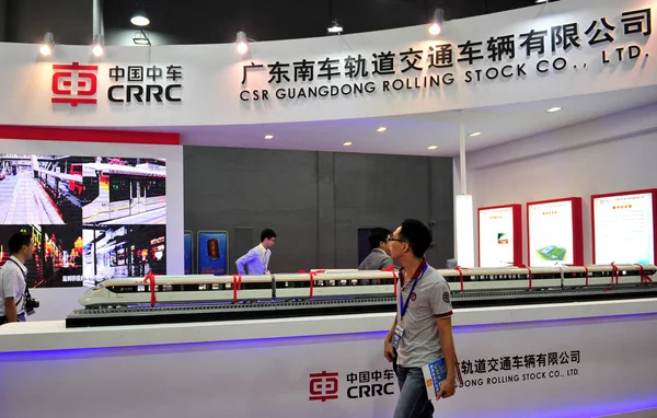 Visitante Pasa Por Stand Crrc China Railway Rolling Stock Corp — Foto de Stock