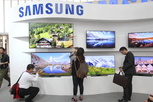 File Pessoas Visitam Estande Samsung Durante Uma Exposição Xangai China — Fotografia de Stock